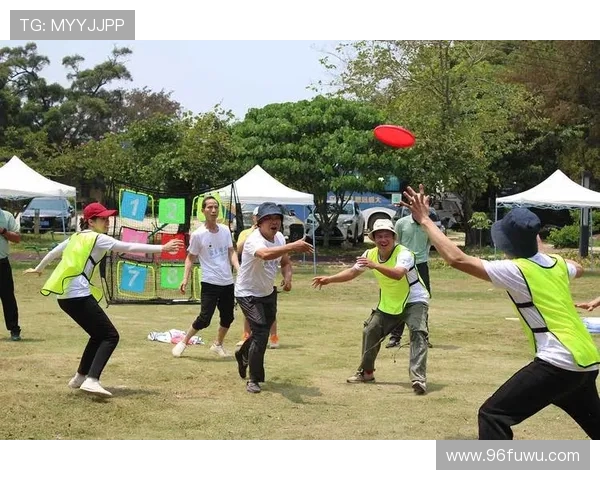 深圳飞盘队与西安飞盘队赛后复盘团队协作的精彩瞬间与战术分析 深圳飞盘队与西安飞盘队赛后复盘团队协作的精彩瞬间与战术分析