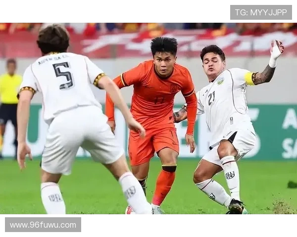 国足在2017年7月23日对阵老挝的比赛中展现出强大实力与团队配合 国足在2017年7月23日对阵老挝的比赛中展现出强大实力与团队配合